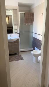 Ένα μπάνιο στο Costa Verde Apartment
