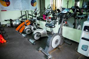 Γυμναστήριο ή/και όργανα γυμναστικής στο Crystal Suites & Apartments