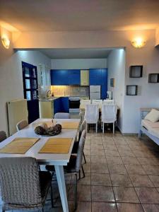 Giường trong phòng chung tại KOUNOUPISEA Holidays house ΜΕ ΥΠΕΡΟΧΗ ΘΕΑ ΣΤΟ ΠΟΡΤΟ ΧΕΛΙ