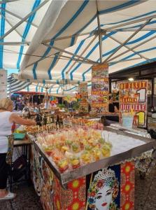 un marché avec un buffet de nourriture sous une tente dans l'établissement Pietro Fudduni Apartment, à Palerme 25 autres photos
