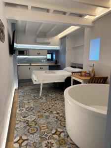 a bathroom with a bath tub and a room with a tub at Viura - Harbor's Light in Villajoyosa +2 photos