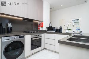 مطبخ أو مطبخ صغير في Stylish 1BR in Peninsula Five Views & Pool