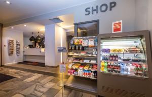 Supermarket nebo jiné obchody v  hotelu nebo okolí