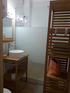 ein Badezimmer mit Waschbecken und Spiegel in der Unterkunft LA GRANDE MAISON centre in Bandol