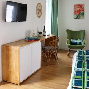 a bedroom with a desk and a bed and a desk and chair at La Bulle d'Etel, Chambres & Spa in Étel