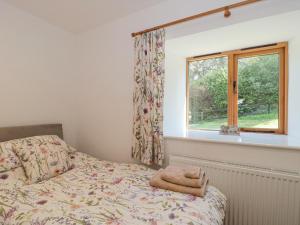 Una cama o camas en una habitación de Newlands Barn