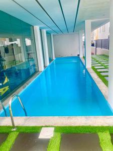 a large blue swimming pool in a building at 02 cosy bedrooms appartement ikate lekki lagos in Ogoyo