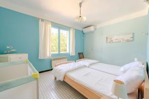 Ένα ή περισσότερα κρεβάτια σε δωμάτιο στο Lou Vaou - Maison Climatisée avec Piscine +9 φωτογραφίες