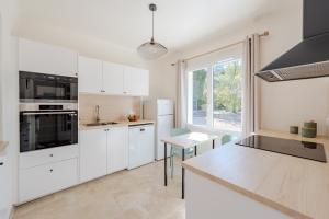 Η κουζίνα ή μικρή κουζίνα στο Lou Vaou - Maison Climatisée avec Piscine