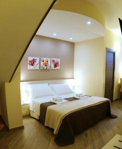 een slaapkamer met een groot bed in een kamer bij B&B President's Home in Matera