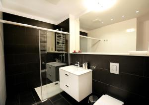 Kúpeľňa v ubytovaní APARTAMENT z 3 SYPIALNIAMI PRZY PLAŻY