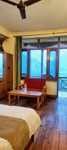Postel nebo postele na pokoji v ubytování Soham's Chateau De Naggar - Manali
