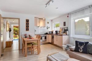 a kitchen and living room with a table and a couch at Ferienwohnung am Schwellenweiher in Feldberg