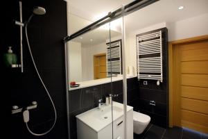 Kúpeľňa v ubytovaní APARTAMENT z 3 SYPIALNIAMI PRZY PLAŻY