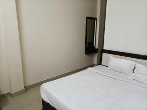 Ένα ή περισσότερα κρεβάτια σε δωμάτιο στο Hotel O R J Hotel