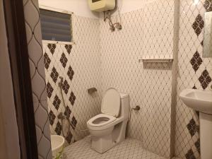 Ένα μπάνιο στο Hotel O R J Hotel