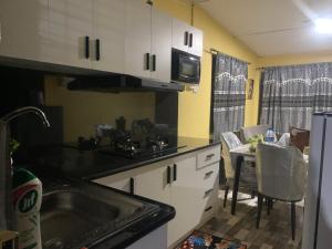 Kuchyň nebo kuchyňský kout v ubytování Comfortable Accommodation