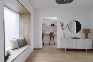 a living room with a bench and a mirror at Casa Jable Mozaga in Mozaga