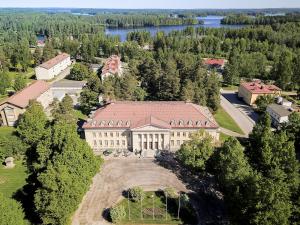 an aerial view of a large building with a roof at Hotelli-Ravintola Mäntän Klubi in Mänttä