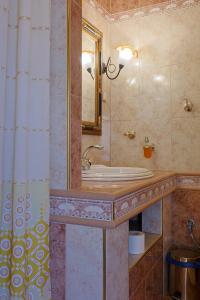 Ένα μπάνιο στο Villa Evelin