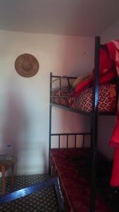 una camera con due letti a castello in una stanza di Hidden Hostel a Sidi Kaouki