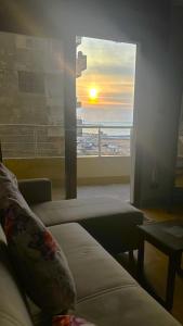 Predel za sedenje v nastanitvi No AC - Vintage Modernized Sea View Apartment