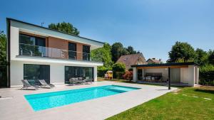 una casa con piscina nel cortile di Bonyresort a Szarvas