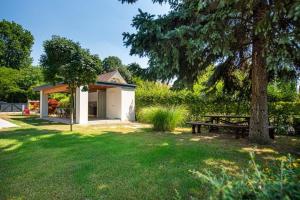 un parco con un tavolo da picnic e un albero di Bonyresort a Szarvas
