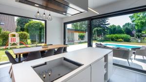 una cucina aperta con sala da pranzo e piscina di Bonyresort a Szarvas