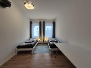 克里米乔Mikra Homes24 in Crimmitschau的有两张床和一张桌子的房间