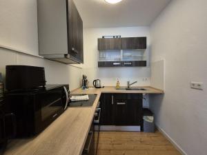 克里米乔Mikra Homes24 in Crimmitschau的一间厨房,内设木制台面