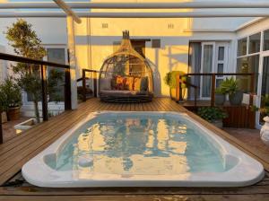 Un jacuzzi en una terraza con chimenea. en Paternoster Manor, en Paternoster