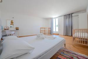Postel nebo postele na pokoji v ubytování Eleon Luxury Villa