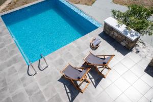 Bazén v ubytování Eleon Luxury Villa nebo v jeho okolí