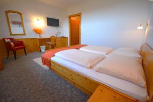 Postel nebo postele na pokoji v ubytování Hotel Gästehaus Neubauer