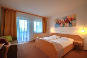 Postel nebo postele na pokoji v ubytování Hotel Gästehaus Neubauer