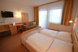 Postel nebo postele na pokoji v ubytování Hotel Gästehaus Neubauer
