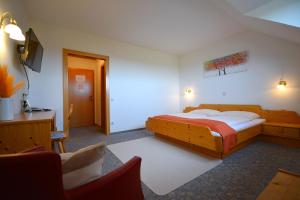 Postel nebo postele na pokoji v ubytování Hotel Gästehaus Neubauer