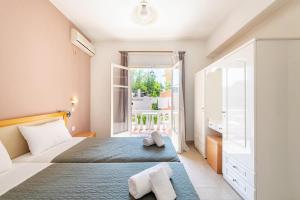 Postel nebo postele na pokoji v ubytování Rustic Charm Apartment in Ipsos + 34 fotografií