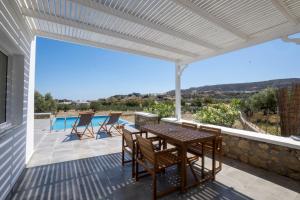 Bazén v ubytování Eleon Luxury Villa nebo v jeho okolí