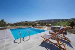 Bazén v ubytování Eleon Luxury Villa nebo v jeho okolí