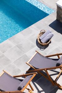 Bazén v ubytování Eleon Luxury Villa nebo v jeho okolí