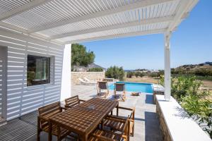 Bazén v ubytování Eleon Luxury Villa nebo v jeho okolí