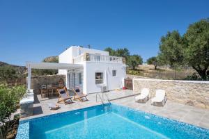 Bazén v ubytování Eleon Luxury Villa nebo v jeho okolí