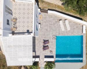 Bazén v ubytování Eleon Luxury Villa nebo v jeho okolí