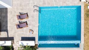 Bazén v ubytování Eleon Luxury Villa nebo v jeho okolí