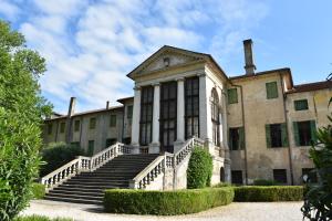 un edificio antiguo con escaleras delante en Villa Ca' Conti, en Granze