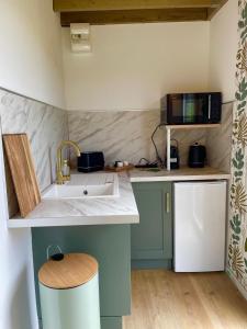 Kuchyň nebo kuchyňský kout v ubytování Tiny House RosaLodge