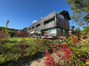 a building with a garden in front of it at Architektenhaus c5 mit Seesicht in Öhningen