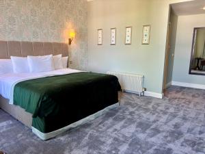 Posteľ alebo postele v izbe v ubytovaní Baileys Hotel Cashel